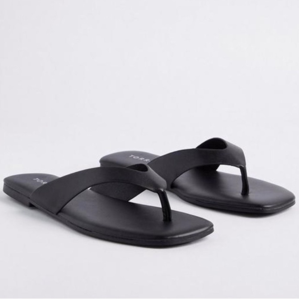 NEW NWT Torrid Black Faux Leather Thong Flip Flop Style Sandals 7.5 WW Cushioned
